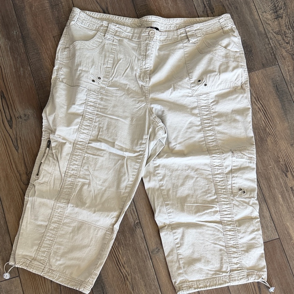 Style & Co. Cream Cargo Capris